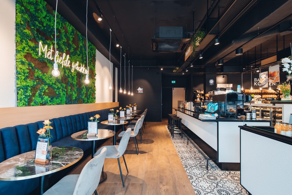 Bank in de blauwe kleur van het logo van Bakkerij Koenen