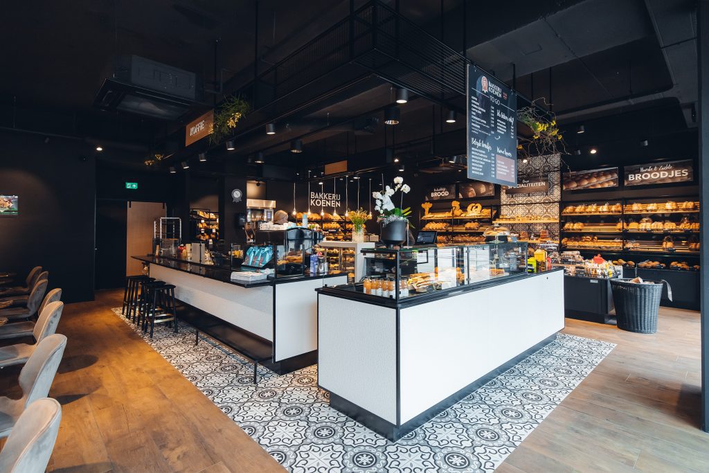 Werkeiland met wit behang met een reliëf