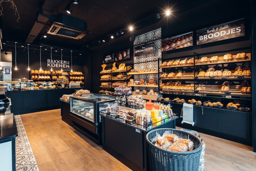 Zwarte zelfbedieningsmeubels met houten schappen